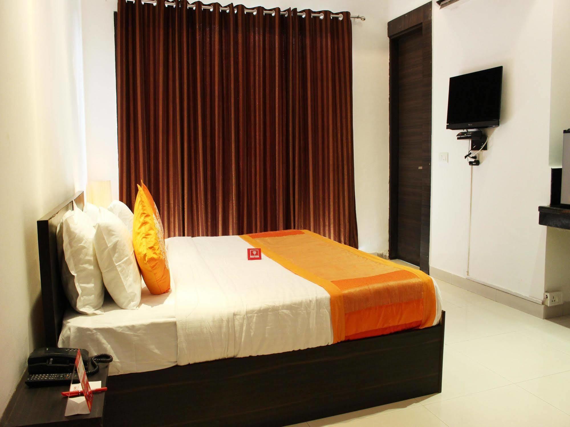 Oyo Flagship 387 Moulsari Avenue Hotel Gurgaon Exterior photo