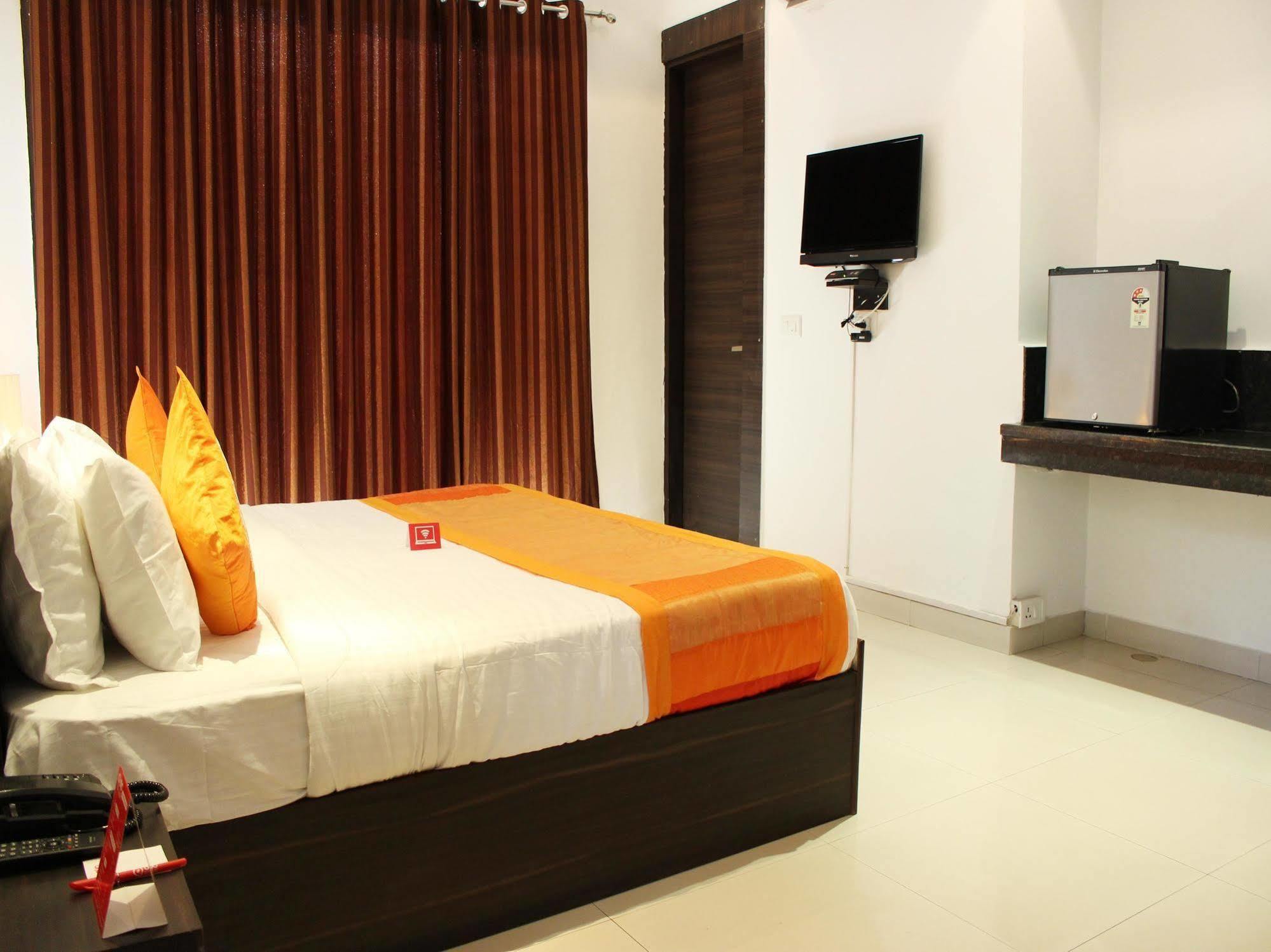 Oyo Flagship 387 Moulsari Avenue Hotel Gurgaon Exterior photo